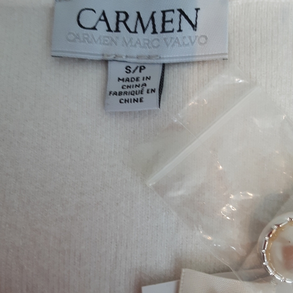 Chic Carmen Marc Valvo White V-Neck Cardigan with Large Pearl Buttons NWT - Picture 5 of 5